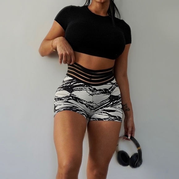 BLACK & WHITE MARBLE SCRUNCH BUTT SHORTS 💞 - Picture 3 of 8